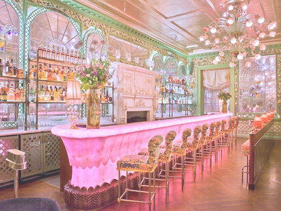Barra de bar en el Annabel’s private members’ club, Londres, Reino Unido