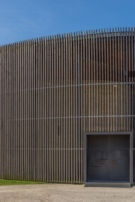 La Capilla de la Reconciliación, ubicada en el recinto del Memorial del Muro de Berlín, en Bernauer Strasse, fue diseñada por los arquitectos Peter Sassenroth y Rudolf Reitermann e inaugurada el 9 de noviembre de 2000