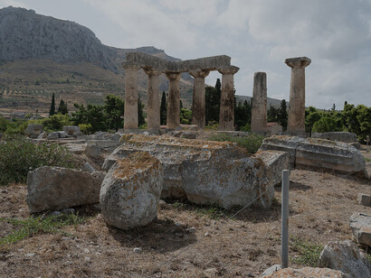 Tempio di Apollo, (540 a.C.), Corinto, Grecia. Apollo è la luce, l’ordine, la consapevolezza, la chiarezza e, per quel che qui interessa nel suo ruolo di guaritore, custode della purezza e maestro di purificazione