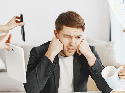 Uomo alla scrivania: "... chi fa una cosa alla volta -semplicemente e banalmente- fa quello che sta facendo, concentrato e motivato, volto al risultato, conscio del proprio ruolo e via dicendo"