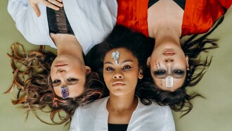 Historicamente, o que hoje nomeamos como Sagrado Feminino tem raízes em sociedades antigas onde o feminino era, em muitos casos, objeto de veneração e sacralização. Culturas neolíticas reverenciavam deusas-mães como símbolos da fertilidade, da natureza cíclica e do mistério da vida — rituais ligados à terra, ao ciclo lunar e à reprodução fundamentavam essas cosmovisões. Exemplos emblemáticos incluem as deusas Isis, Deméter e Inanna, cujas narrativas encarnavam os mistérios da criação, morte e renascimento