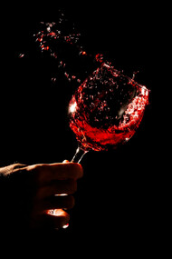 De Bacchus à Mahomet : l'évolution de l'interdiction de l'alcool dans les religions abrahamiques. L'évolution historique de l'utilisation de l'alcool dans les religions abrahamiques, de la vénération du vin dans l'antiquité à l'interdiction absolue dans l'Islam. Les raisons derrière ce changement et les implications culturelles et religieuses dans les communautés modernes