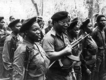 Soldados de la Resistencia Nacional Mozambiqueña, encabezados por Afonso Dhlakama