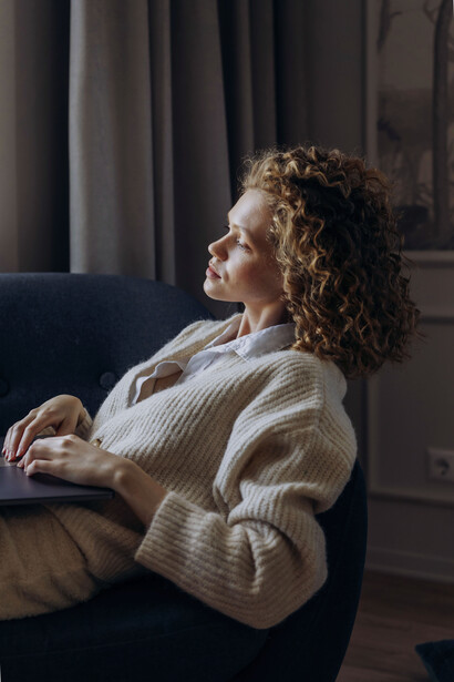 Una mujer que encuentra comodidad al escribir recostada en su sillón