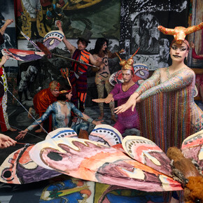 Monster Chetwynd, Seide und Bier (Löhne für Hausarbeit), 2024. Mit freundlicher Genehmigung des Lower Belvedere