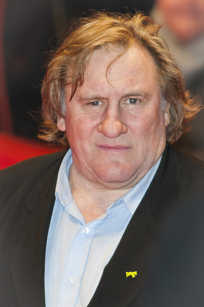 Gérard Depardieu. Cet appétit sous forme de fin gourmet, quant à sa silhouette n'appartenant qu'à son corps corpulent ou copulant, exacerbe déjà son public © By Gérard_Depardieu, Berlin Film Festival 2010 Siebbiderivative work : César talk