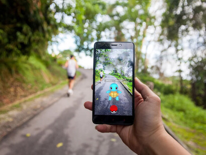 Juegos como Pokémon Go popularizaron la realidad aumentada al superponer criaturas digitales en espacios reales mediante la cámara del teléfono