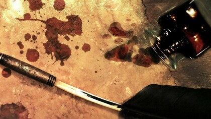 Una pluma y un tintero sobre un papel