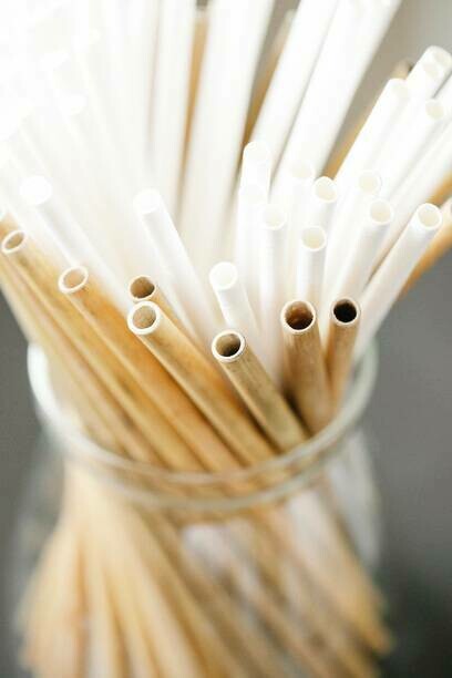 Esempio di scelta sostenibile con la sostituzione di cannucce di plastica e l'utilizzo di cannucce in bamboo 
