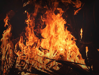 Fiamme. La conoscenza non può essere uccisa nemmeno dal fuoco perché dalle sue ceneri rinasce come una Fenice