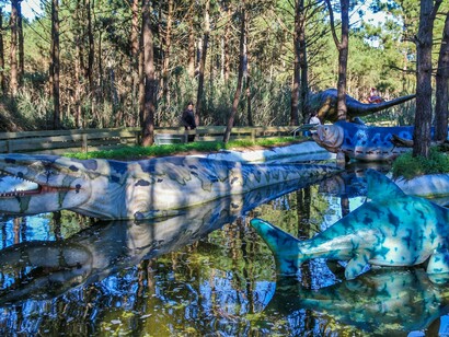 Dino Parque de Lourinhã. A presença humana na Lourinhã remonta a tempos pré-históricos, como demonstram vestígios arqueológicos encontrados na região. No entanto, foi durante o período romano que a ocupação se tornou mais estruturada. O nome da vila tem provável origem no latim Laurinianus, que fazia referência a uma propriedade agrícola pertencente a um romano



