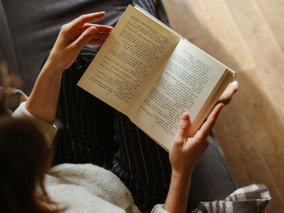 Professora de literatura estuda livro sobre os movimentos artísticos no Brasil