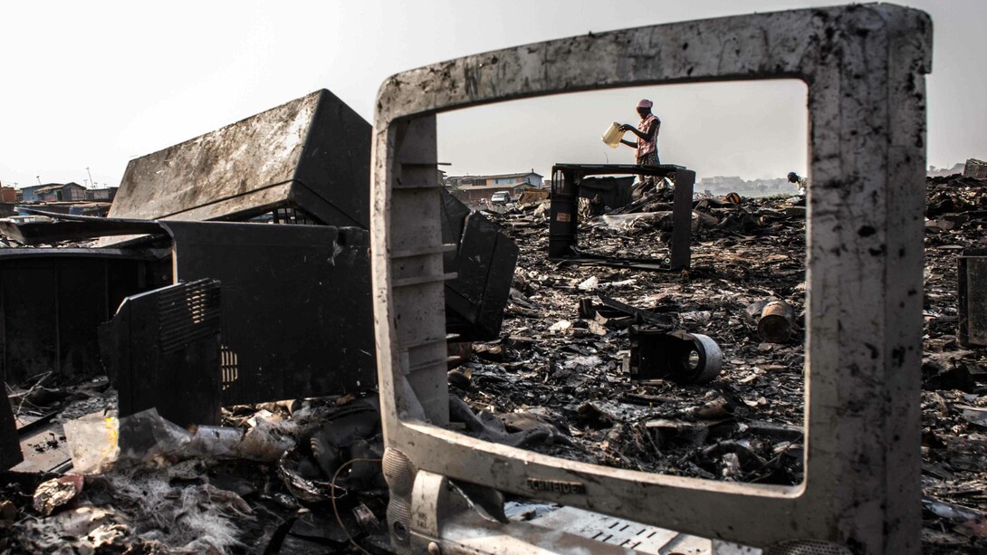 Un televisor roto en un vertedero de basura