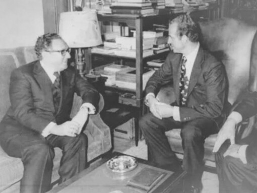 Henry Kissinger, secretario de Estado de EEUU, junto al monarca español, el Rey Juan Carlos de Borbón