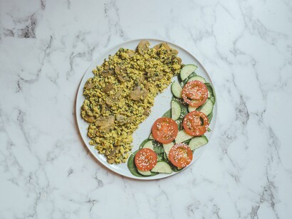 Prato de ovos mexidos com cogumelos e salada de pepino com tomates