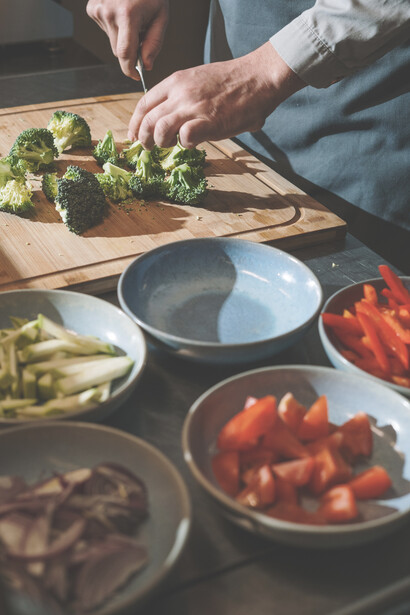 Chef. La natura è il carrello della spesa di Pietro, il bosco, le piante officinali e quelle di campo, i fiori: salicornia, ginepro, cipresso, asparagi, funghi, borragine
