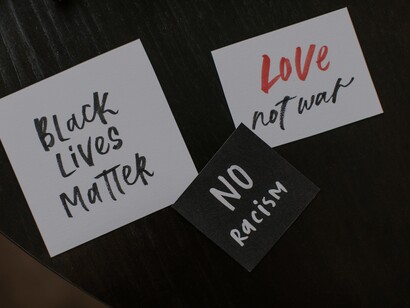 Ao abordar a perspectiva de Glória Maria, o texto ressalta a rejeição do termo "racismo" por ela, enfatizando a importância de respeitar diferentes opiniões sobre o assunto