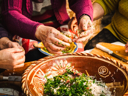 Mulheres preparando brulhões. A fruição turística que naturalmente saúda as iniciativas