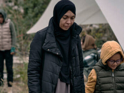 A young female refugee and her daughter navigate the difficulties of strict border controls while trying to cross into Europe