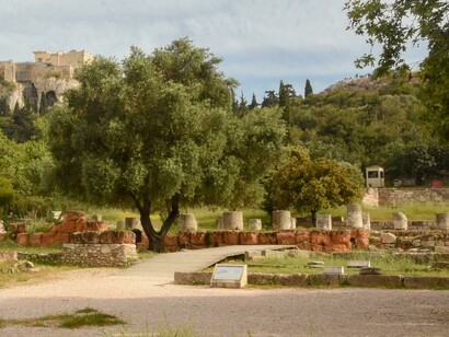 La presenza dei banchieri nell’agorà li poneva al centro della vita economica e commerciale della polis. Uffici civici dell'antica Agorà e dell'Acropoli di Atene, Grecia. 
