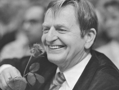 Olof Palme è ricordato come un leader che sfidò il conformismo politico, ispirando generazioni con il suo impegno per un mondo più equo