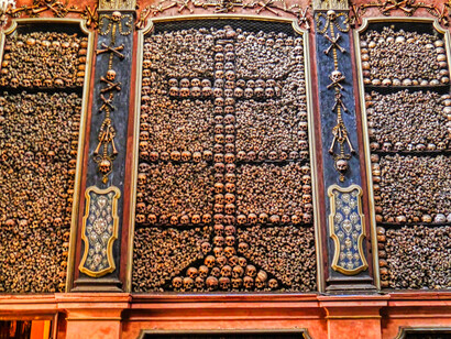 Il suggestivo ossario presente nella cappella di San Bernardino alle Ossa, Milano, Italia  