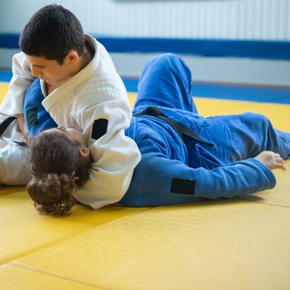 Judoca aplica técnica de imobilização