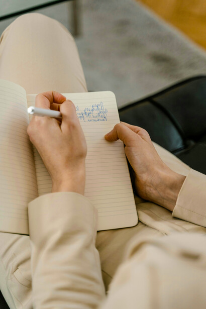 El escritor arquitecto diseña su historia minuciosamente antes de comenzar a escribir, logrando mayor coherencia y control sobre la estructura