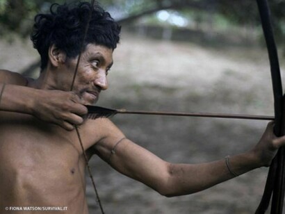 Un uomo Kayapó tira con l'arco