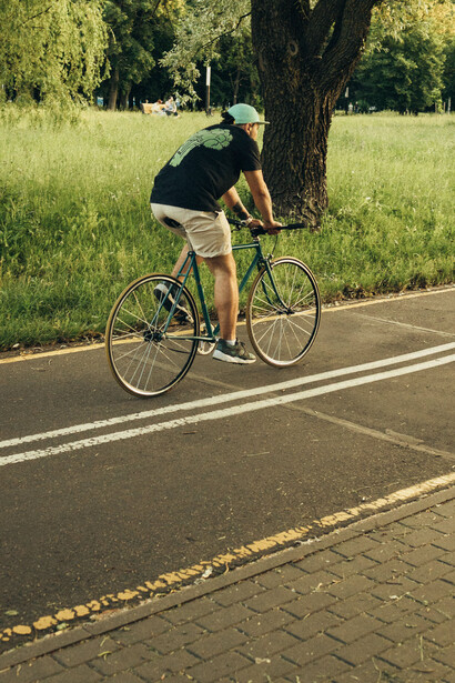 Ciclista em ciclofaixa do Parque Ibirapuera na cidade de São Paulo, Brasil