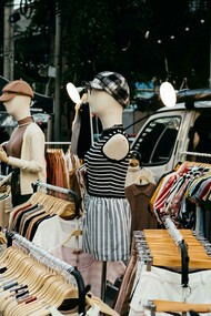 Em resposta à saturação do mercado globalizado e à despersonalização da oferta, cresce o interesse por marcas que produzem de forma responsável, respeitando o ritmo de trabalho e valorizando o saber-fazer artesanal. Esta proximidade entre quem cria e quem consome fortalece a confiança e contribui para uma relação mais humana com a moda. Em Portugal, esta tendência traduz-se no fortalecimento de projectos independentes e ateliers que combinam tradição, inovação e identidade contemporânea