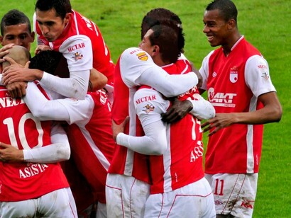 Los jugadores del Independiente Santa Fe se abrazan