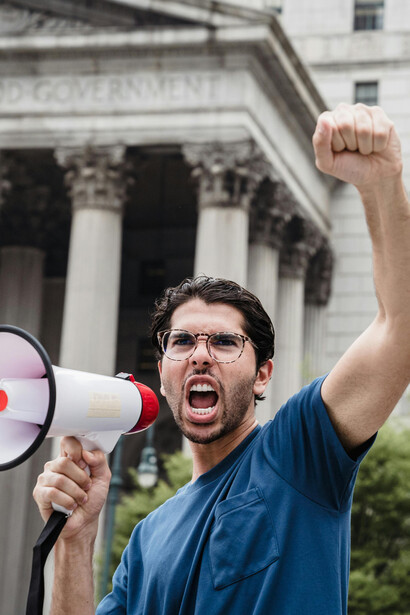 Joven en expresándose en protesta. A pesar de todos los condicionamientos actuales globales, la búsqueda de la libertad siguió siendo un eje definitivo para la existencia de los humanos que aún sueñan y crean