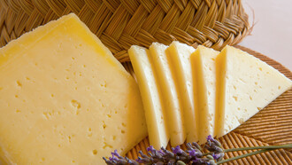 El queso manchego es uno de los más consumidos y apreciados por el consumidor español