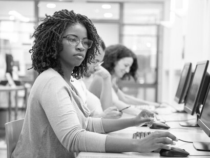 De acordo com dados da Pesquisa Nacional por Amostra de Domicílios (PNAD), no 2º trimestre de 2024 as mulheres negras tinham taxa de participação no mercado de trabalho inferior às mulheres não negras (51,3% contra 54,1%) e enfrentavam desocupação mais elevada, com cerca de 16,7% de mulheres negras em situação de subutilização, contra 7,5% entre homens não negros; mais que o dobro, indicando exclusão acumulada no mercado de trabalho
