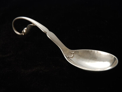 Cucharilla de plata diseñada por Georg Jensen
