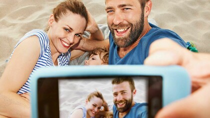 Treintañeros haciéndose un selfie