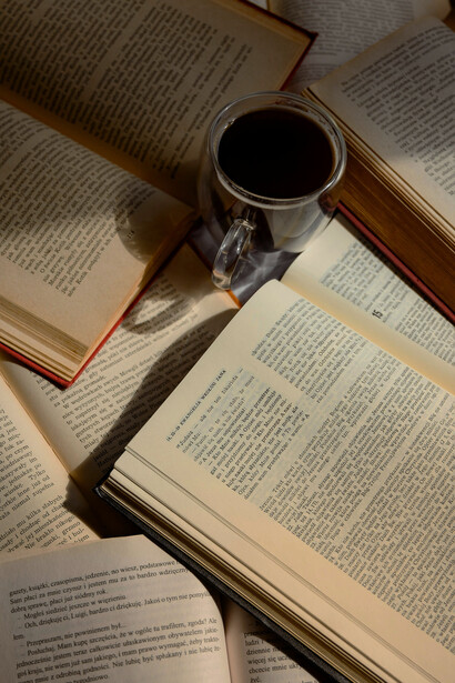 Algunas de las obras exploran cómo el arte moldea la mirada colectiva y cómo sus significados cambian con el tiempo