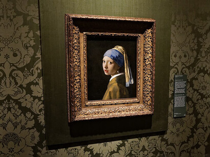 Ragazza con l'orecchino di perla, (ca. 1665), di Johannes Vermeer (1632-1675). Mauritshuis, Sala 15, L'Aia, Paesi Bassi. Vermeer dipinge un tempo che non passa