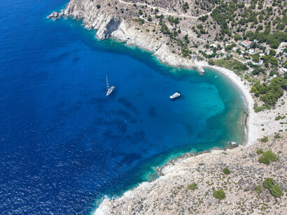 Vista aérea de un velero y un yate en Icaria, Grecia