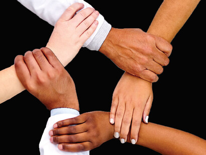 Capacità di interagire, ascoltare, ispirare, partecipare e mitigare i conflitti