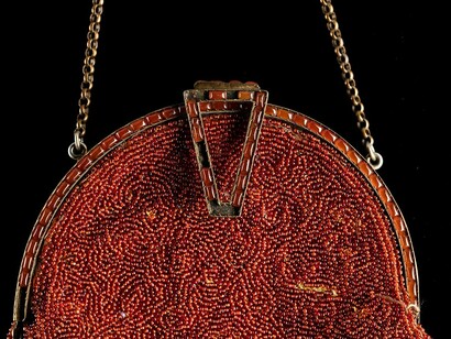 Borsa a mano con perline rosse, struttura in ottone con perle rosse incastonate, Auckland Museum, Nuova Zelanda