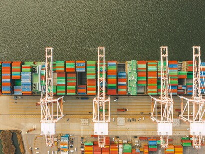 Vista aérea de um navio atracado no porto de carga industrial