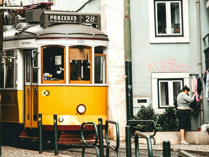 Quando fez quarenta anos, a contas com as dívidas, um filho pequeno e um cargo médio numa empresa onde fazia coisas de que não gostava, arranjou uma amante virtual e comprou o livro “Cheguei aos quarenta, e agora?” 
