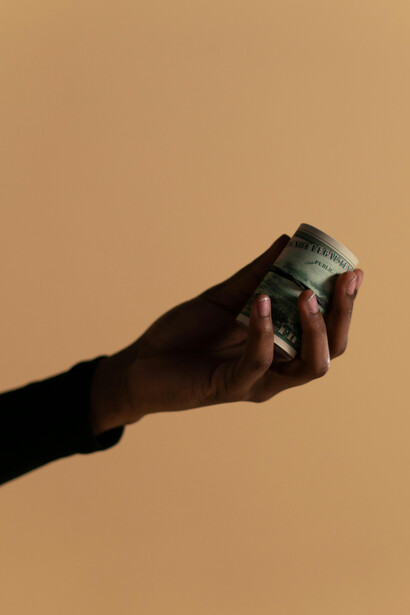 Una mano sosteniendo un fajo de billetes