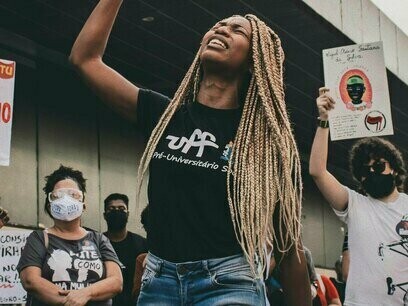 Ano após ano a internet ganhava tração e a direita se acoplava a esse motor. Até não muito tempo atrás, apenas o site E-Farsas era o único veículo que tentava combater as mentiras virtuais. Naquele momento, as mentiras não passavam de montagens toscas e mentiras insustentáveis. Entretanto, tínhamos um público recém-nascido digitalmente