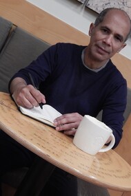 Edgar Borges en una cafetería de Madrid