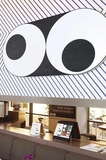 Easy Heavy III, 2013 und Eye to Eye, 2013 von Claudia Comte. Courtesy of Museum Haus Konstruktiv