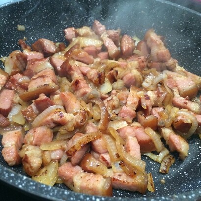 Lardons et oignons revenus pour ajouter à la sauce