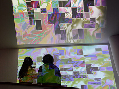 El proyecto Desiertos evolucionó hacia una experiencia artística multisensorial que conectó emociones humanas con imágenes, música y arquitectura. Noviembre de 2024, Casa Curutchet, La Plata, Buenos Aires, Argentina. Fotografía de Sofía Rodriguez Laguens y Mario Retik